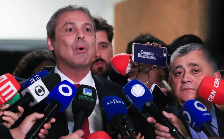 Brasília (DF), 12/06/2025  -  Presidente da Câmara dos Deputados, Hugo Motta, durante reunião com  líderes de partidos. ( Deputado e líder do governo, José Guimarães e o lider do PT na Câmara, Deputado Lindbergh Farias, durante coletiva após reunião de líderes). Foto: Lula Marques/Agência Brasil